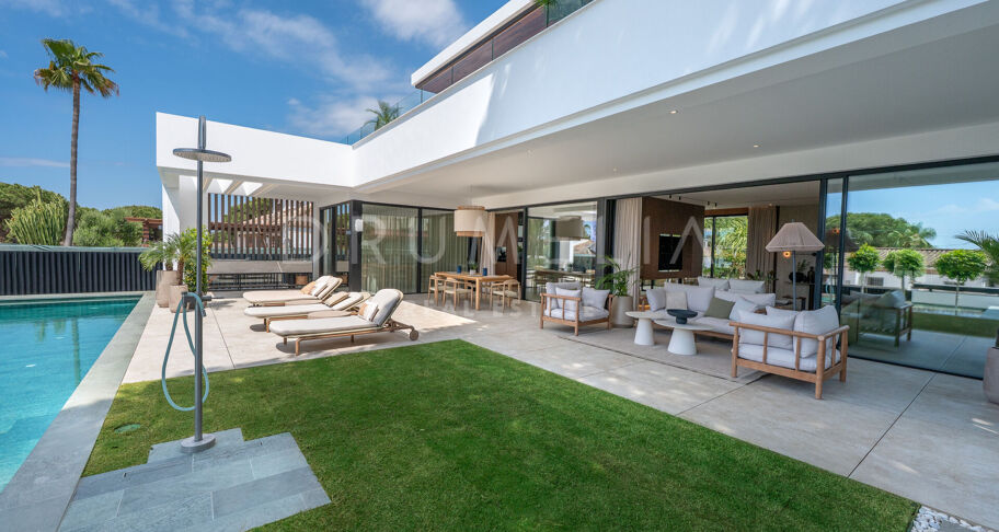 Moderne villa aan het strand in Marbesa met zeezicht