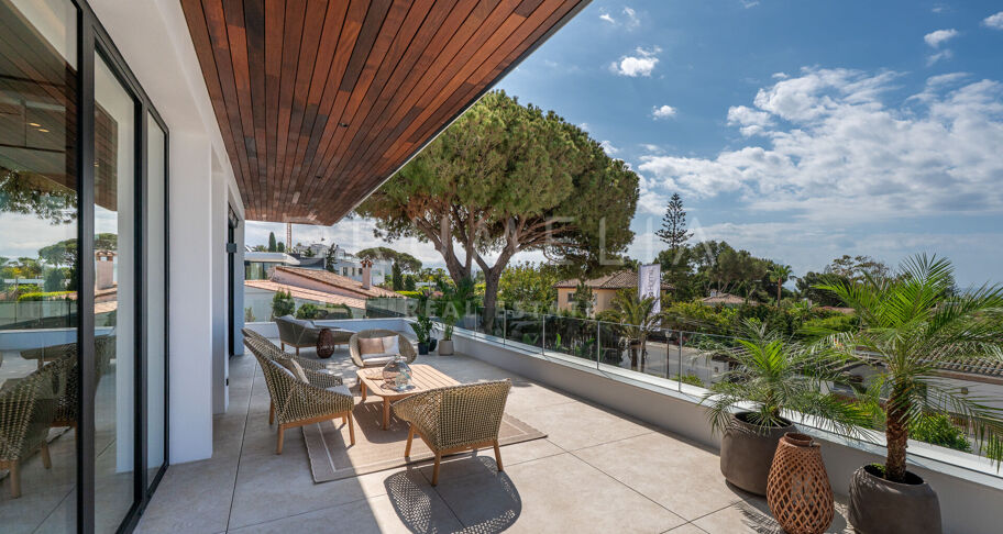 Moderne villa aan het strand in Marbesa met zeezicht