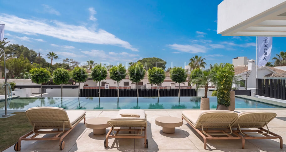 Moderne villa aan het strand in Marbesa met zeezicht