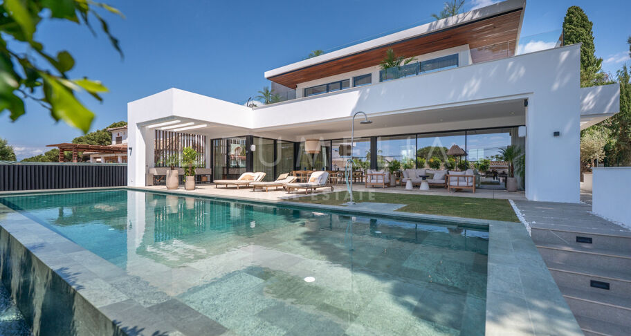 Moderne villa aan het strand in Marbesa met zeezicht