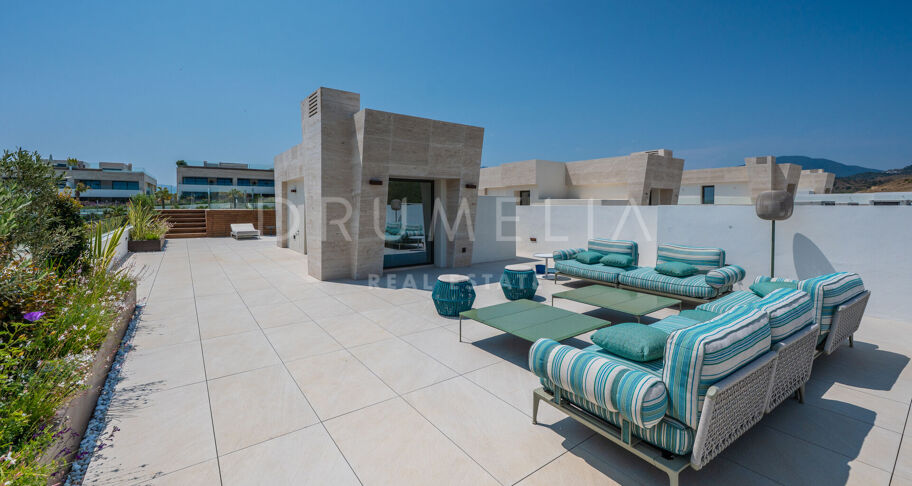Penthouse contemporain avec piscine privée et vues sur la mer sur le Golden Mile de Marbella