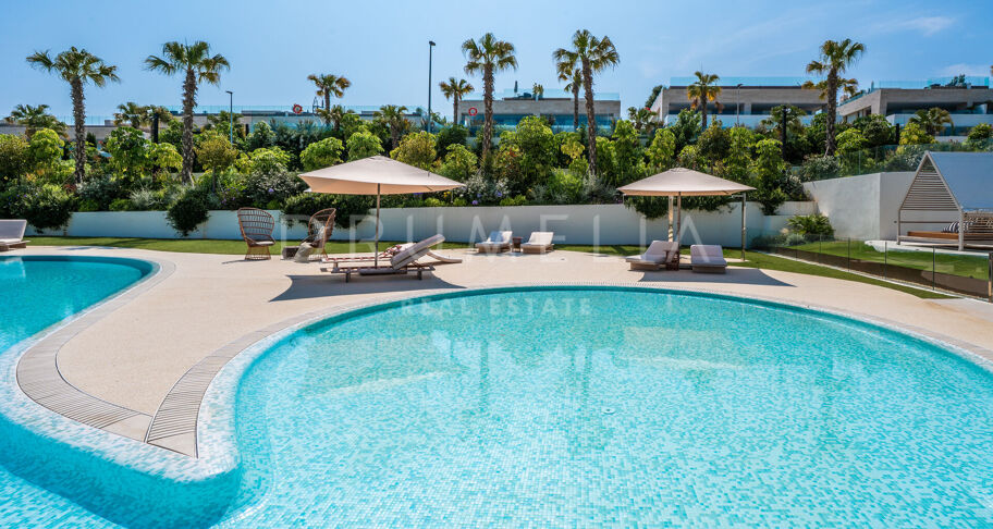 Penthouse contemporain avec piscine privée et vues sur la mer sur le Golden Mile de Marbella