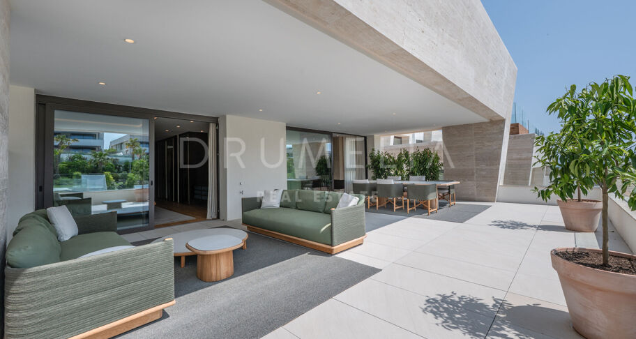 Penthouse contemporain avec piscine privée et vues sur la mer sur le Golden Mile de Marbella