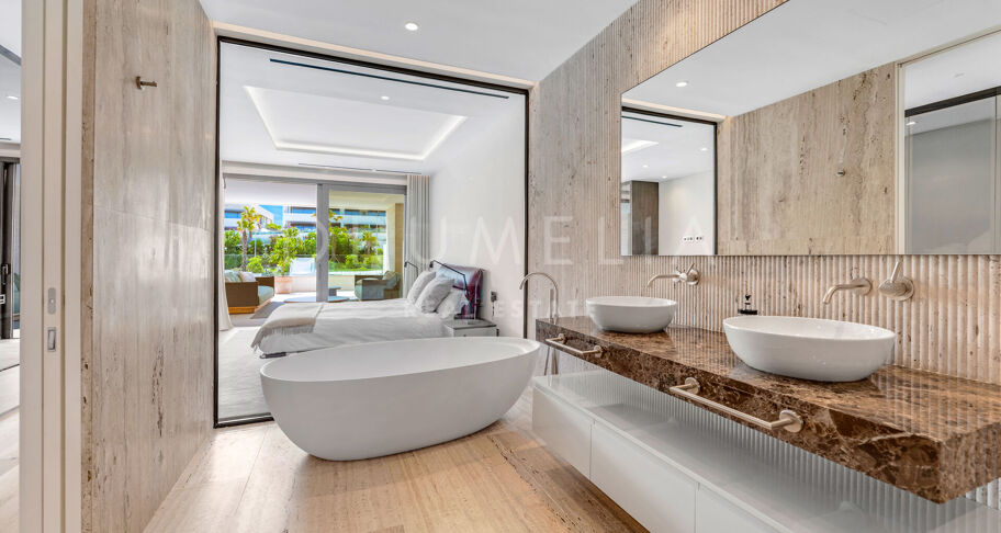 Penthouse contemporain avec piscine privée et vues sur la mer sur le Golden Mile de Marbella