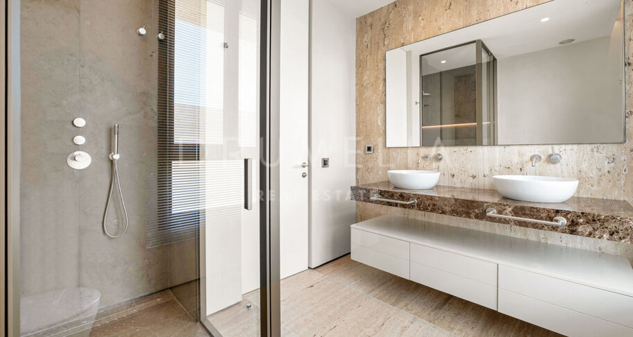 Penthouse contemporain avec piscine privée et vues sur la mer sur le Golden Mile de Marbella