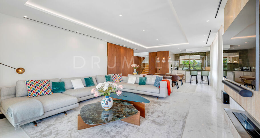Penthouse contemporain avec piscine privée et vues sur la mer sur le Golden Mile de Marbella