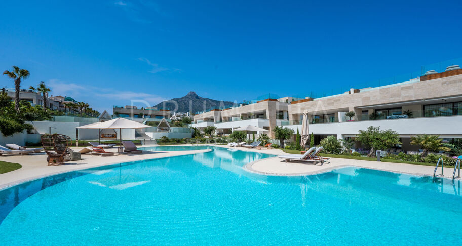 Penthouse contemporain avec piscine privée et vues sur la mer sur le Golden Mile de Marbella