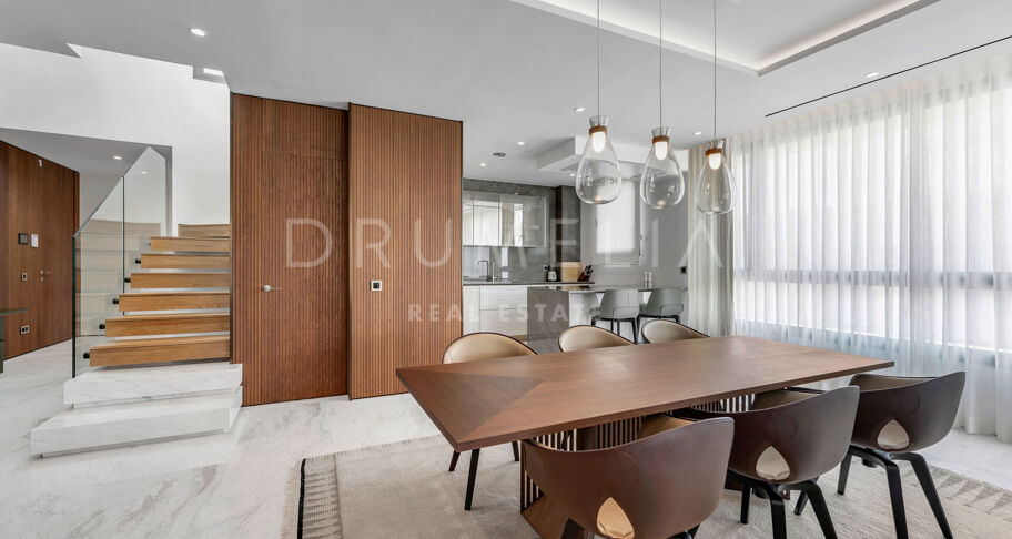 Penthouse contemporain avec piscine privée et vues sur la mer sur le Golden Mile de Marbella