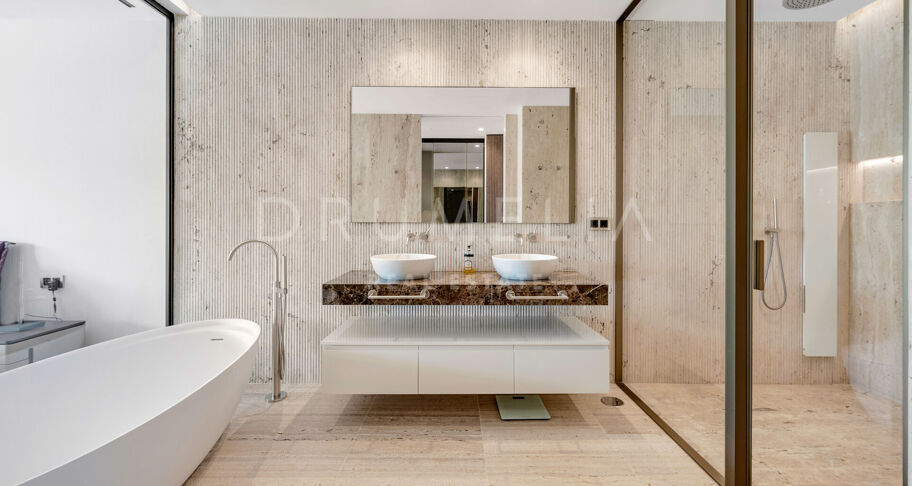 Penthouse contemporain avec piscine privée et vues sur la mer sur le Golden Mile de Marbella