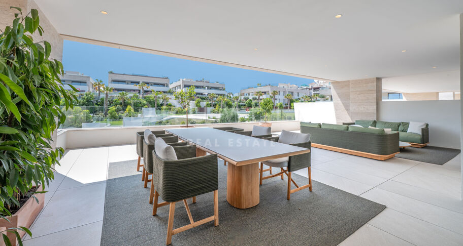 Penthouse contemporain avec piscine privée et vues sur la mer sur le Golden Mile de Marbella