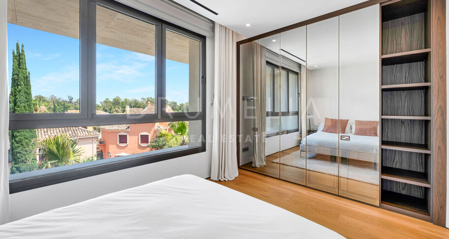 Penthouse contemporain avec piscine privée et vues sur la mer sur le Golden Mile de Marbella
