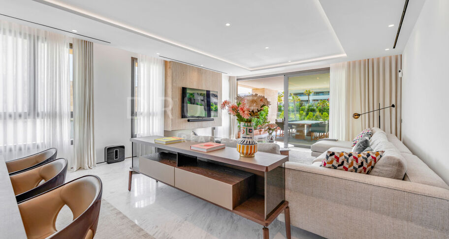 Penthouse contemporain avec piscine privée et vues sur la mer sur le Golden Mile de Marbella