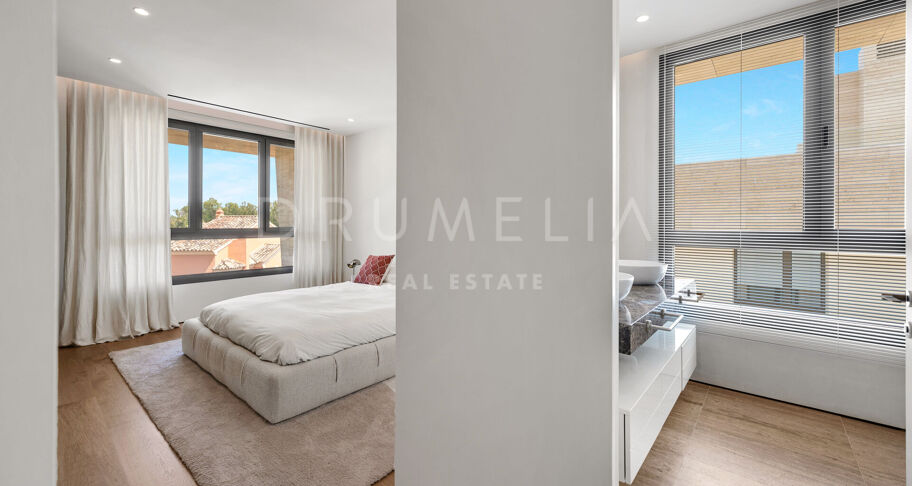 Penthouse contemporain avec piscine privée et vues sur la mer sur le Golden Mile de Marbella