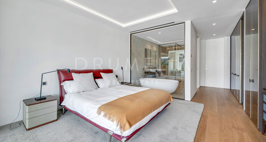 Penthouse contemporain avec piscine privée et vues sur la mer sur le Golden Mile de Marbella