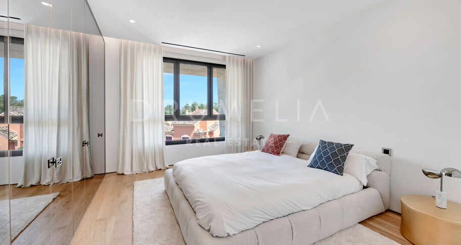 Penthouse contemporain avec piscine privée et vues sur la mer sur le Golden Mile de Marbella
