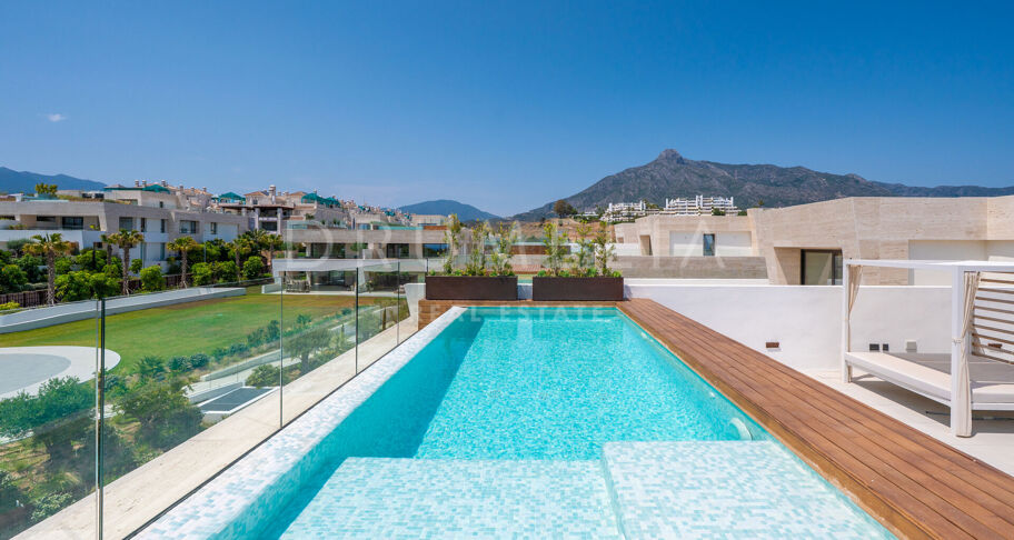 Penthouse contemporain avec piscine privée et vues sur la mer sur le Golden Mile de Marbella