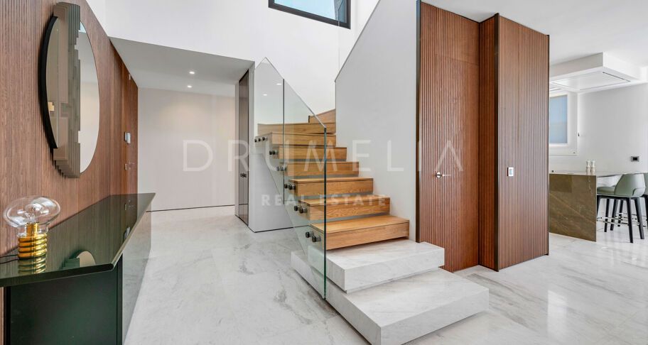 Penthouse contemporain avec piscine privée et vues sur la mer sur le Golden Mile de Marbella