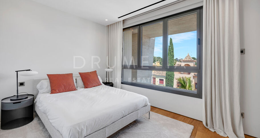 Penthouse contemporain avec piscine privée et vues sur la mer sur le Golden Mile de Marbella