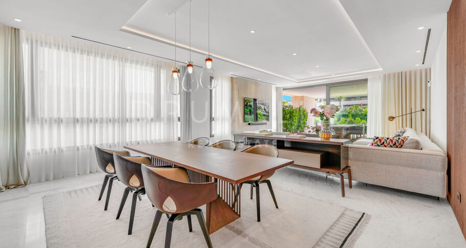 Penthouse contemporain avec piscine privée et vues sur la mer sur le Golden Mile de Marbella
