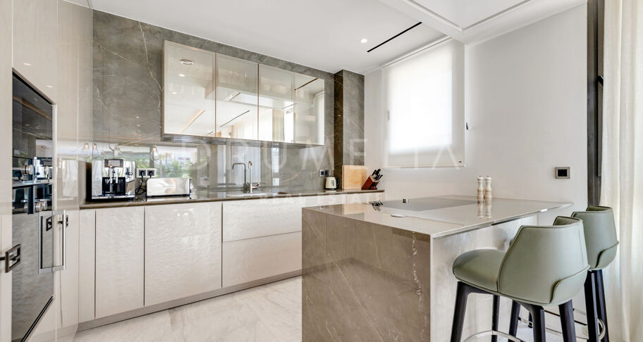 Penthouse contemporain avec piscine privée et vues sur la mer sur le Golden Mile de Marbella