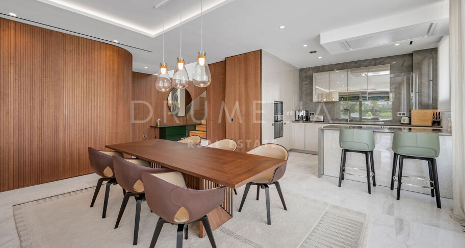 Penthouse contemporain avec piscine privée et vues sur la mer sur le Golden Mile de Marbella