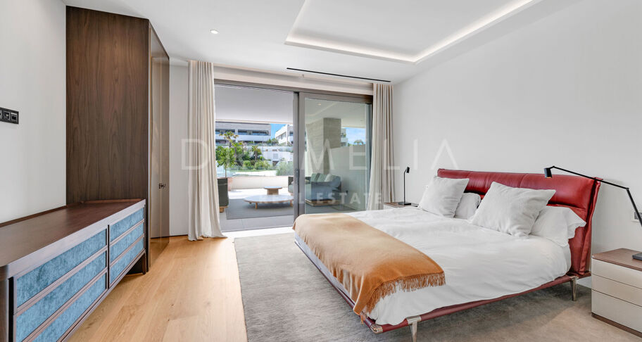 Penthouse contemporain avec piscine privée et vues sur la mer sur le Golden Mile de Marbella