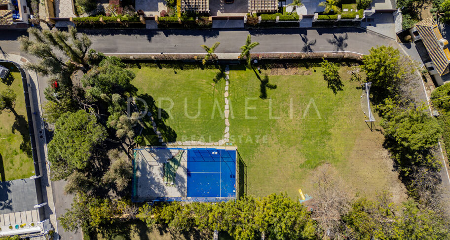 Una de dos parcelas vendidas conjuntamente cerca de la playa en El Paraíso Barronal, con potencial para construir dos villas