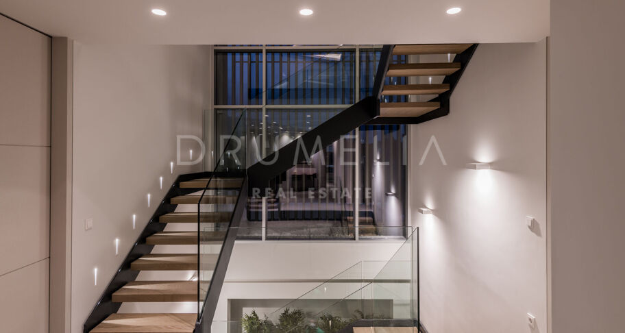 Contemporary villa with sea views in Altos de Puente Romano