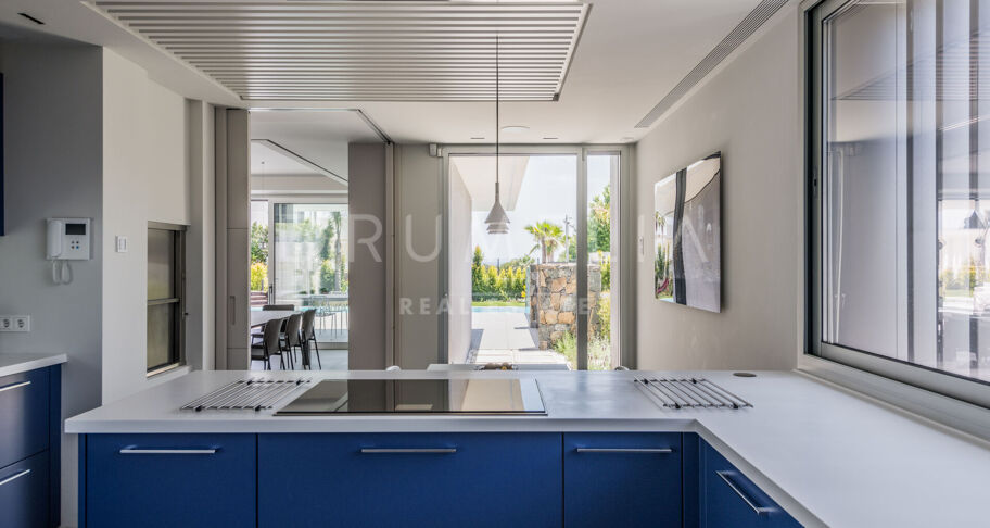 Contemporary villa with sea views in Altos de Puente Romano