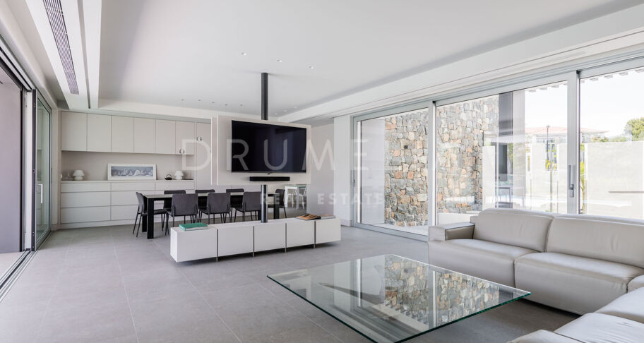 Contemporary villa with sea views in Altos de Puente Romano