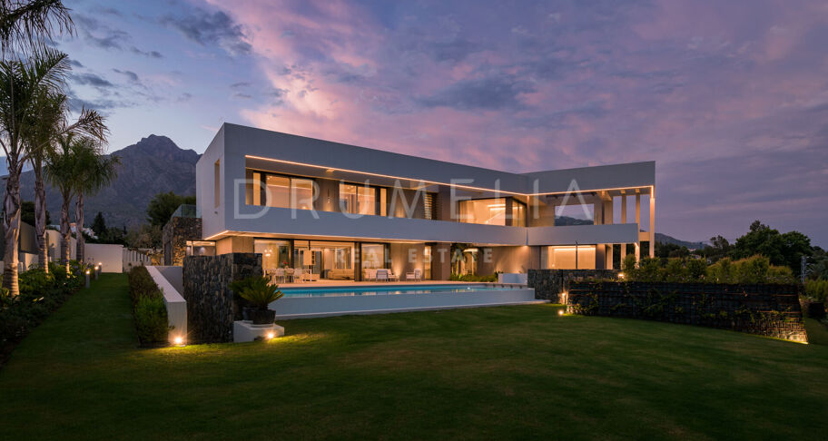 Contemporary villa with sea views in Altos de Puente Romano