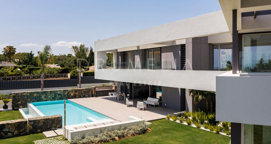 Contemporary villa with sea views in Altos de Puente Romano