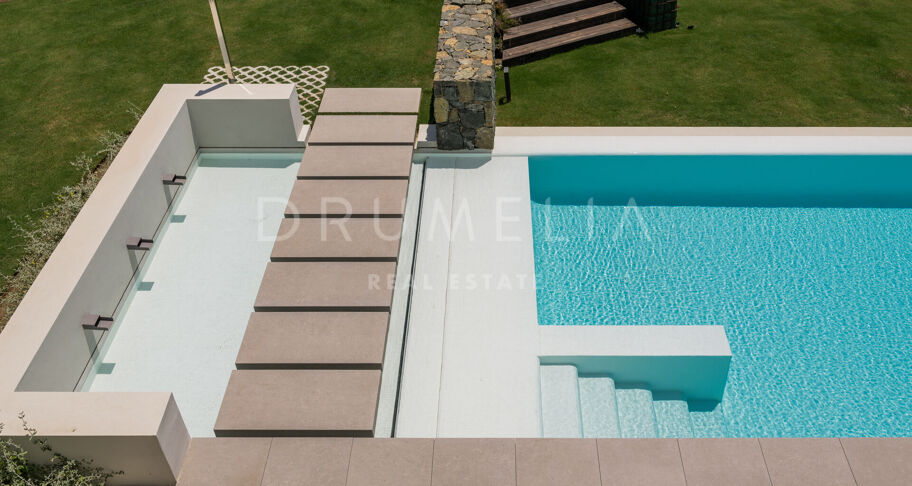 Contemporary villa with sea views in Altos de Puente Romano