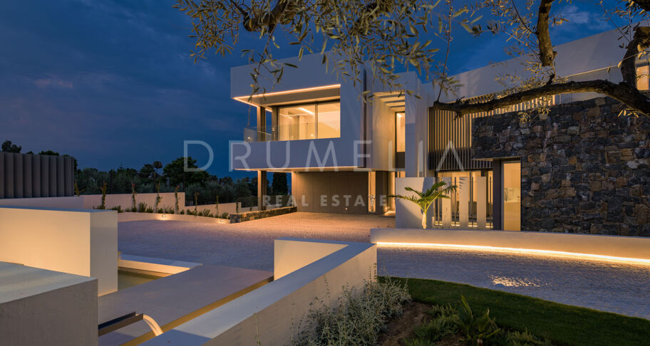 Contemporary villa with sea views in Altos de Puente Romano