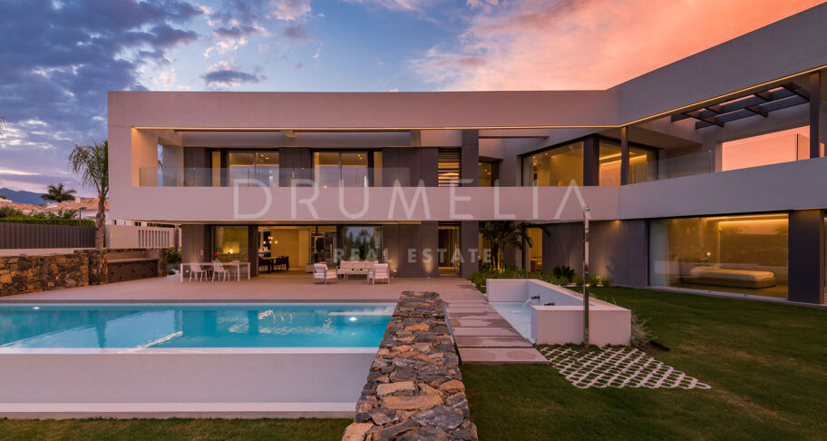 Contemporary villa with sea views in Altos de Puente Romano