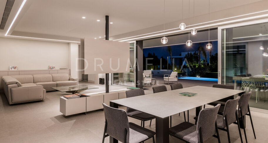 Contemporary villa with sea views in Altos de Puente Romano