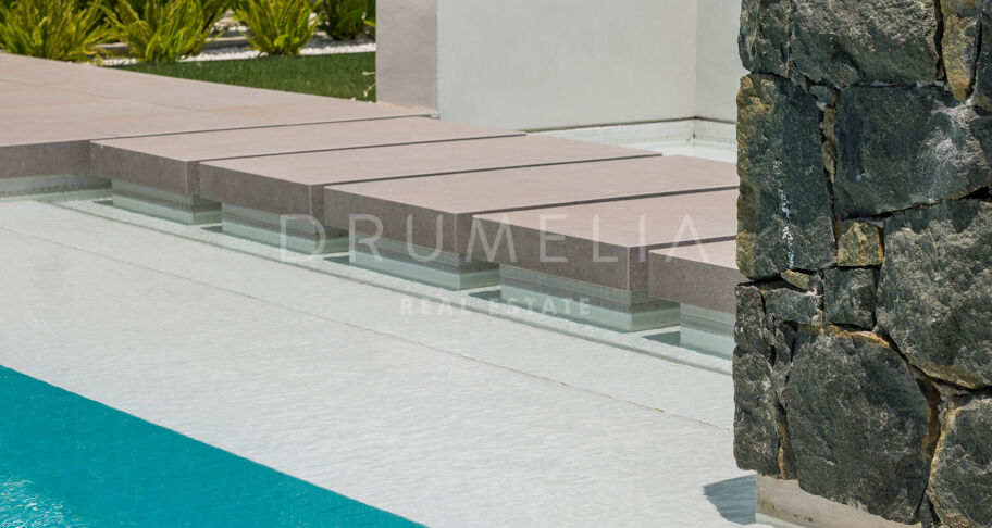Contemporary villa with sea views in Altos de Puente Romano