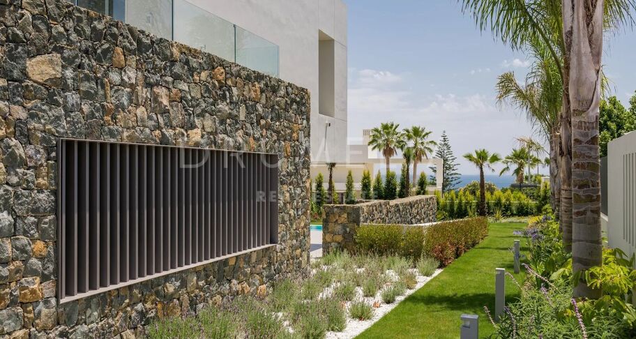 Contemporary villa with sea views in Altos de Puente Romano