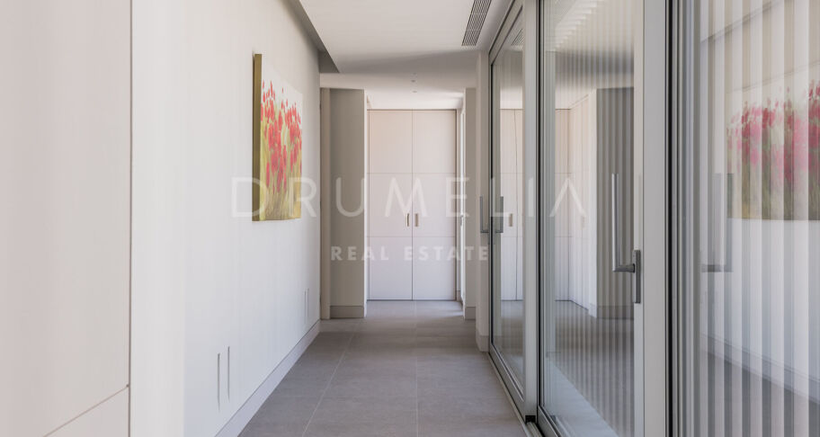 Contemporary villa with sea views in Altos de Puente Romano