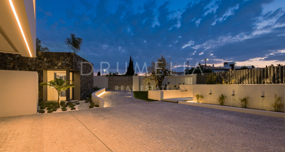 Contemporary villa with sea views in Altos de Puente Romano