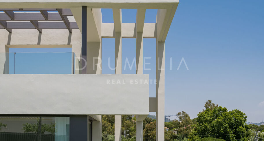 Contemporary villa with sea views in Altos de Puente Romano