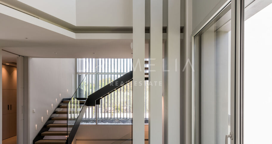 Contemporary villa with sea views in Altos de Puente Romano