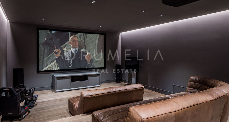 Contemporary villa with sea views in Altos de Puente Romano