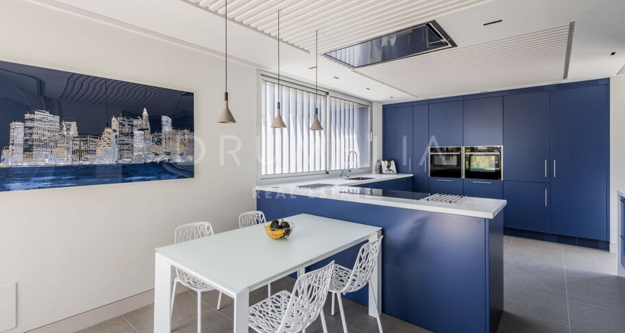 Contemporary villa with sea views in Altos de Puente Romano