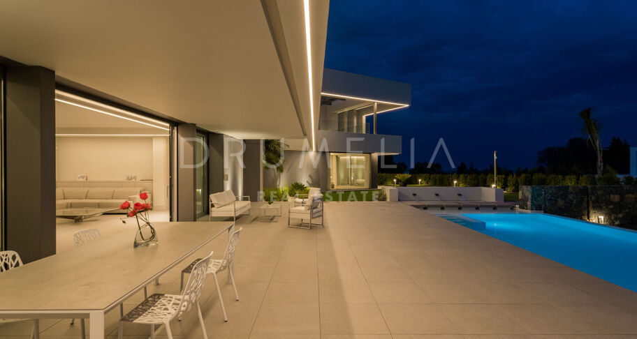 Contemporary villa with sea views in Altos de Puente Romano