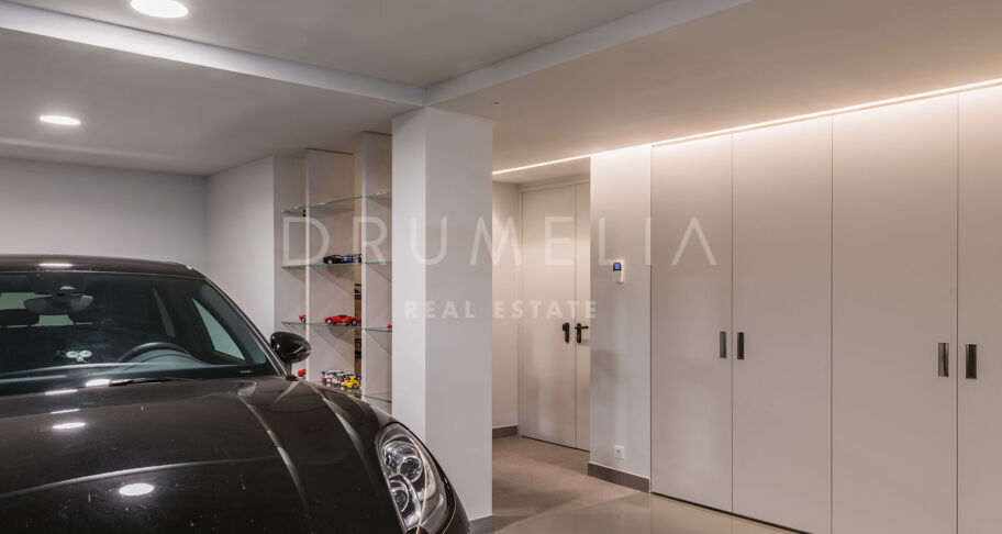 Contemporary villa with sea views in Altos de Puente Romano