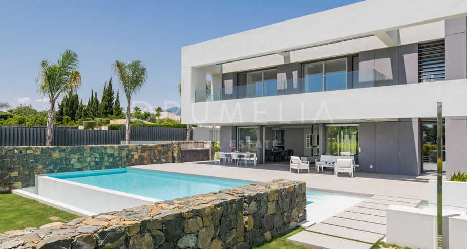 Contemporary villa with sea views in Altos de Puente Romano