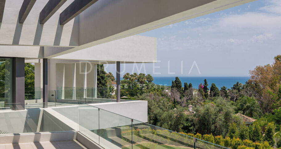 Contemporary villa with sea views in Altos de Puente Romano