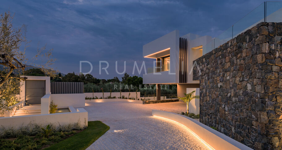 Contemporary villa with sea views in Altos de Puente Romano