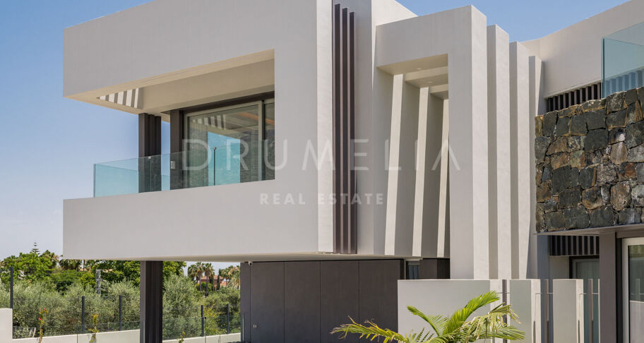 Contemporary villa with sea views in Altos de Puente Romano